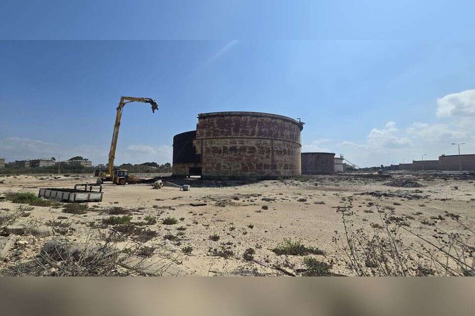 תחילת עבודות ההריסה והפינוי של המכלים במפרץ חיפה , ללא