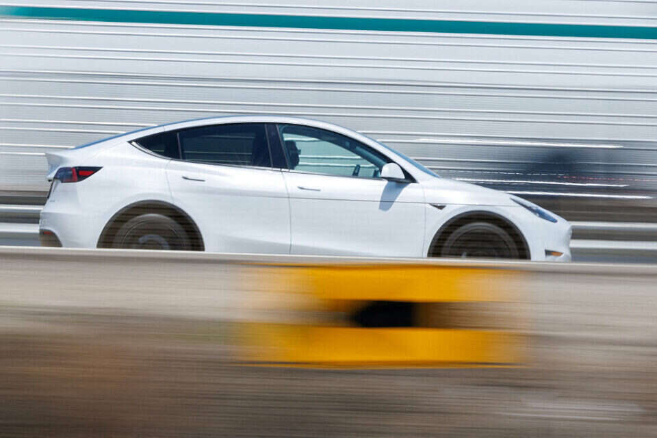Model Y של טסלה בכביש מהיר בקליפורניה, ארה"ב , REUTERS