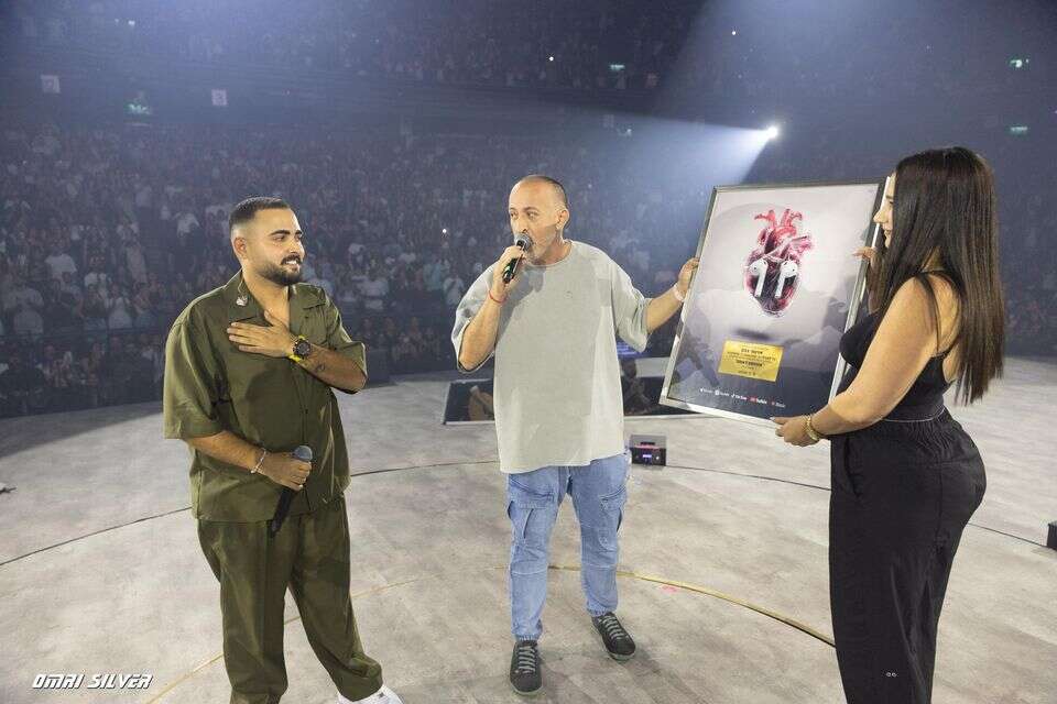 אושר כהן מקבל אות הוקרה בהיכל מנורה , עמרי סילבר