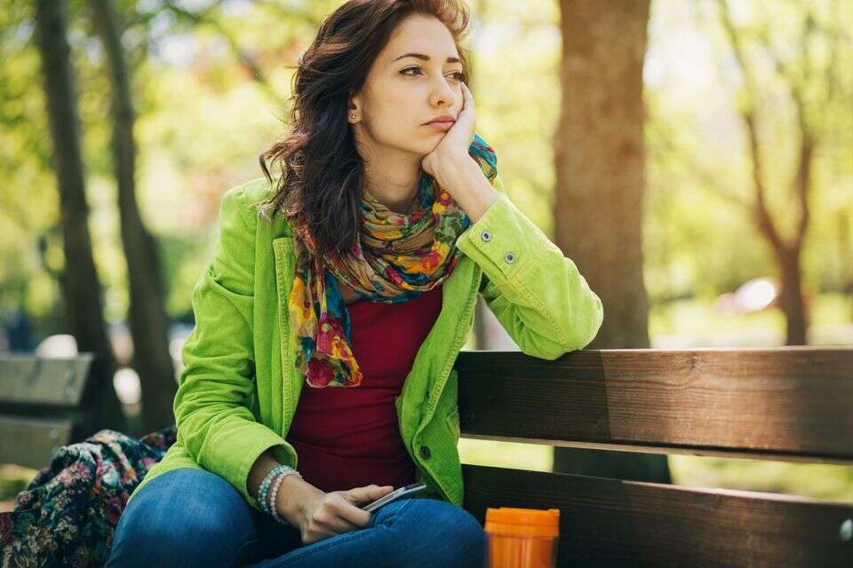 היא לא נעדרת מהעבודה. היא פשוט נעדרת מעצמה , istockphoto