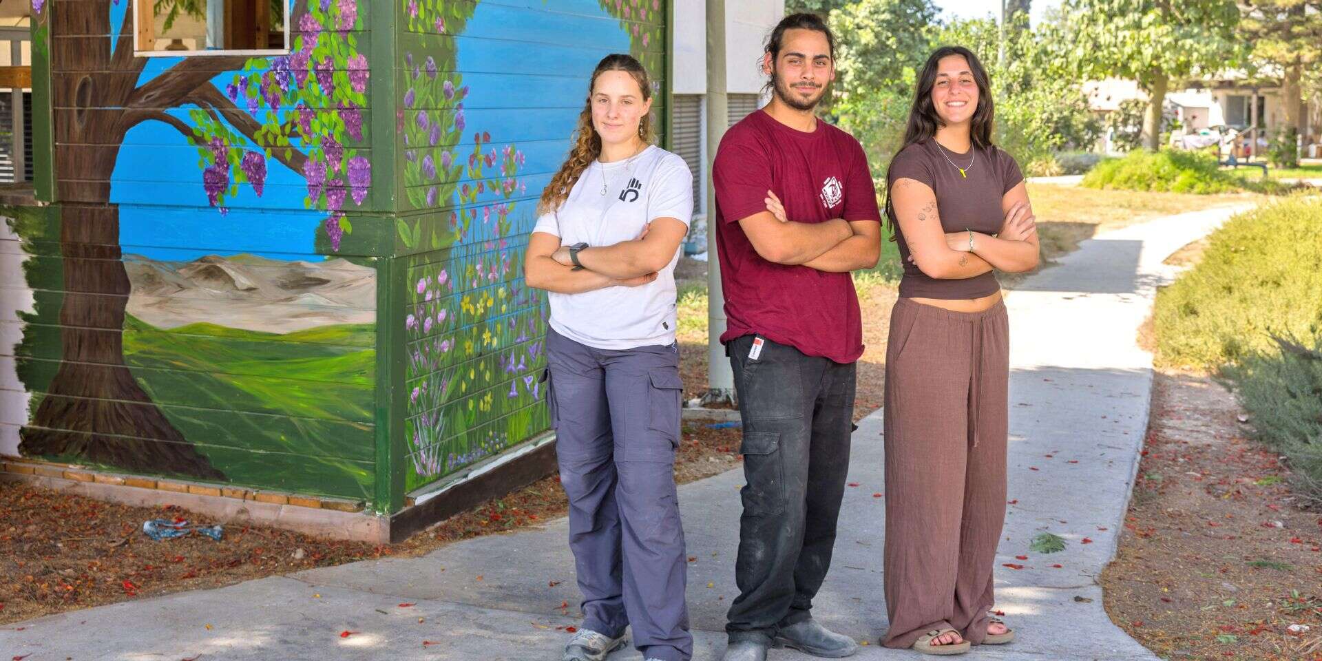 חברים בגרעין נחל עוז. מימין: אבישג, אסי ואילת. "להחזיר חיים למקום שספג את הרוע"
, לירון מולדובן