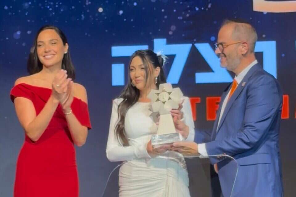 יובל רפאל מקבלת אות הוקרה מיוחד מגל גדות , ליאן פישבין