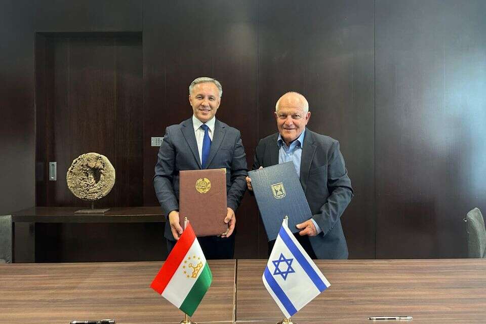 שר התיירות חיים כץ עם מקבילו הטג'יקי, ג׳ומחונזודה ג׳משד ג׳ורחון , משרד התיירות