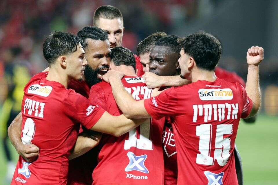 שחקני הפועל תל אביב חוגגים , אלן שיבר