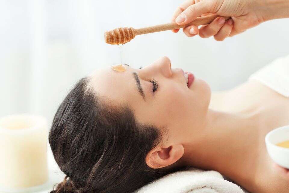 טיפוח דבש מסכה מסכה לפנים קוסמטיקה טבעית , istockphoto