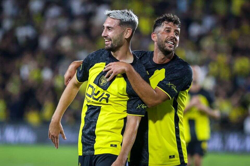 דור מיכה ועומר אצילי חוגגים , קובי אליהו