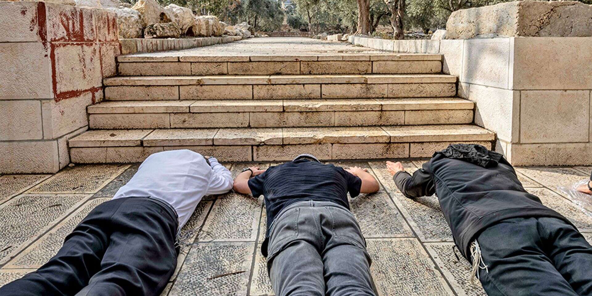 יהודים משתחווים,
והעולם לא מתפוצץ
, נעמה שטרן