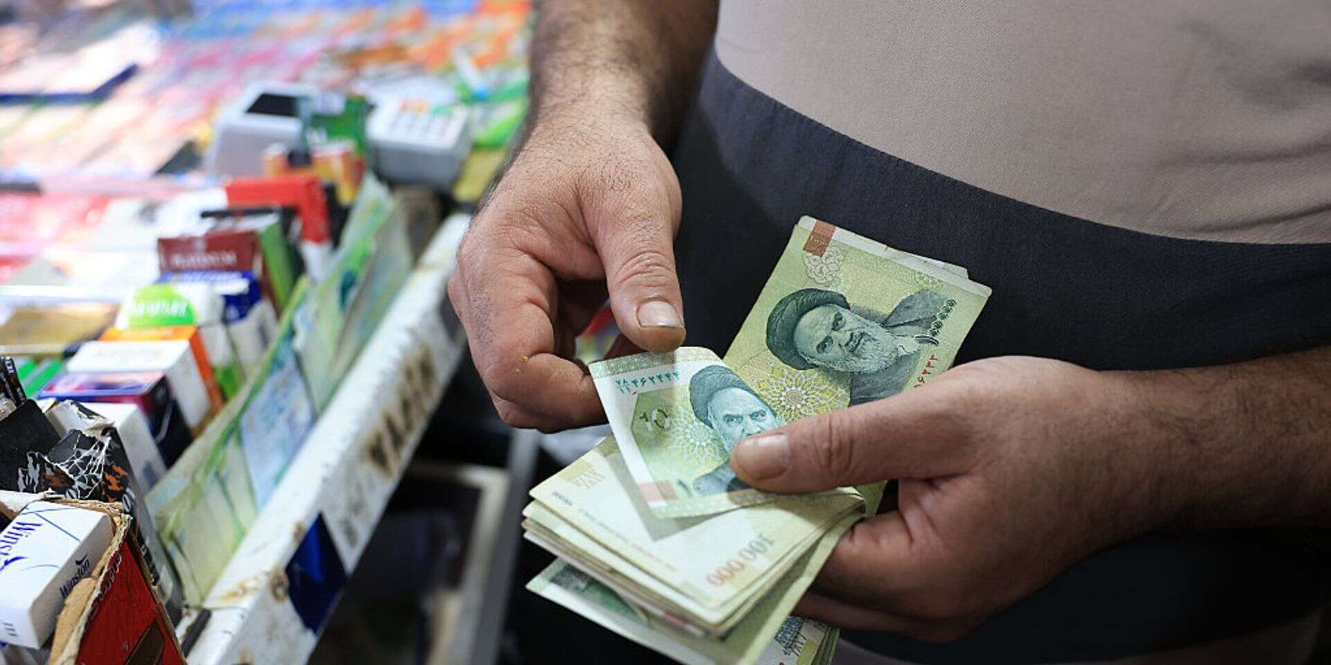 משיכת מזומנים בטהרן, בירת איראן , אי.פי.איי