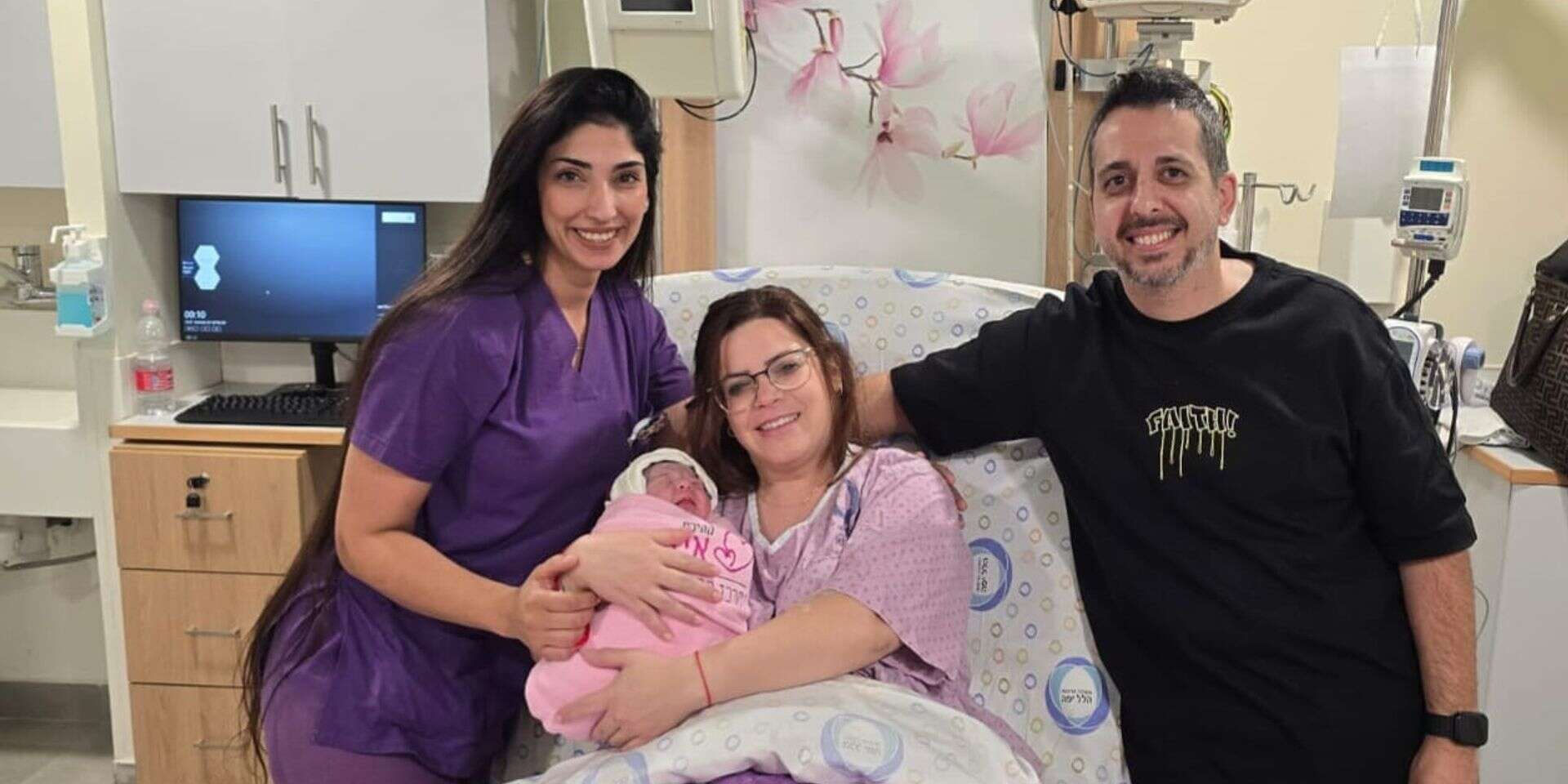 בני הזוג רובין, התנוקת הוריה והמיילדת- רואן יונס, המרכז הרפואי הלל יפה, ראש השנה תשפ"ו. , המרכז הרפואי הלל יפה