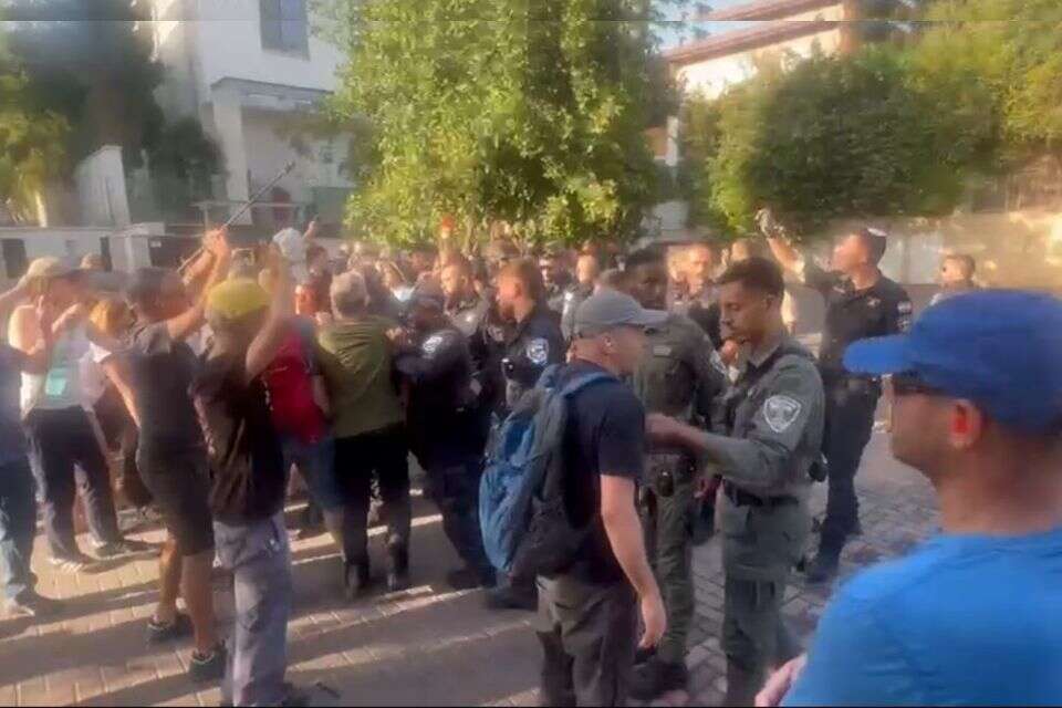 עימותים החלו בין שוטרים למפגינים מחוץ לבית השר קיש , רונית ב