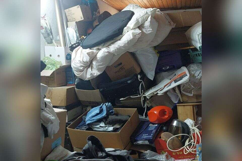 "מהר מאוד הבית הפך למחסן ענק שלא ניתן לזוז בו" , ללא