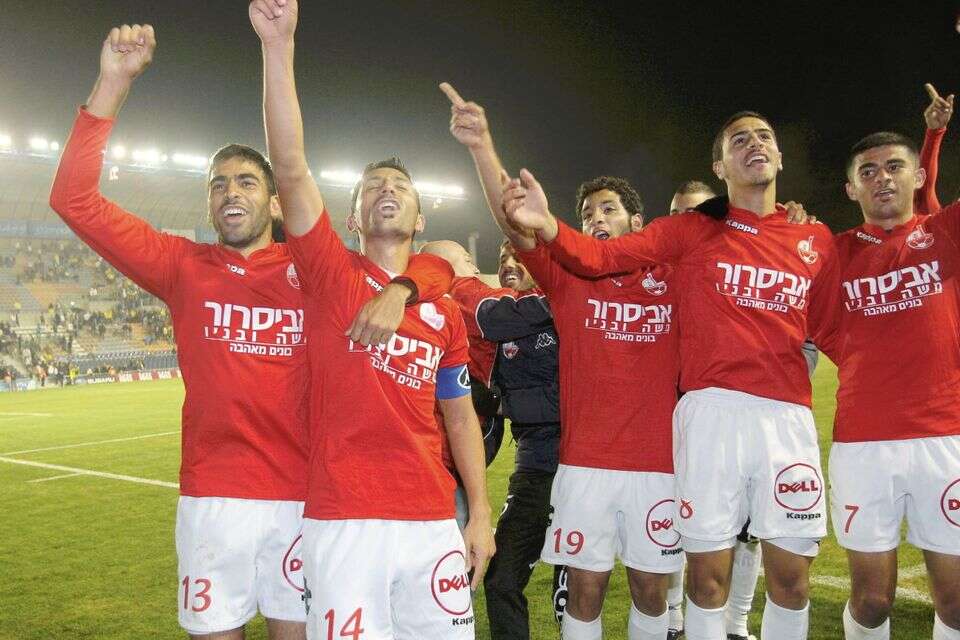 סיראז' נסאר (מימין) עם שחקני הפועל באר שבע , אלן שיבר