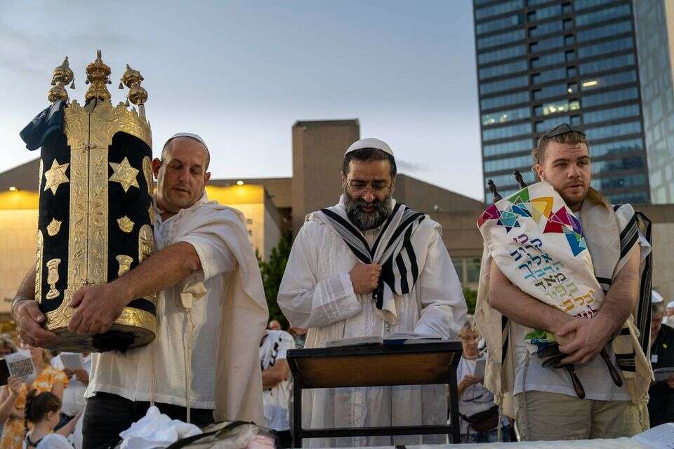 תפילת יום כיפור בכיכר החטופים בשנה שעברה , יח"צ