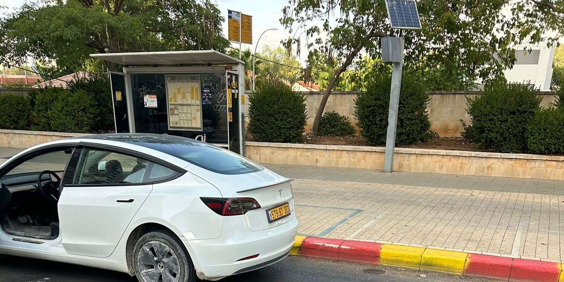 נהג טסלה ניסה לחטוף ילדה בת 13 בהוד השרון , ללא