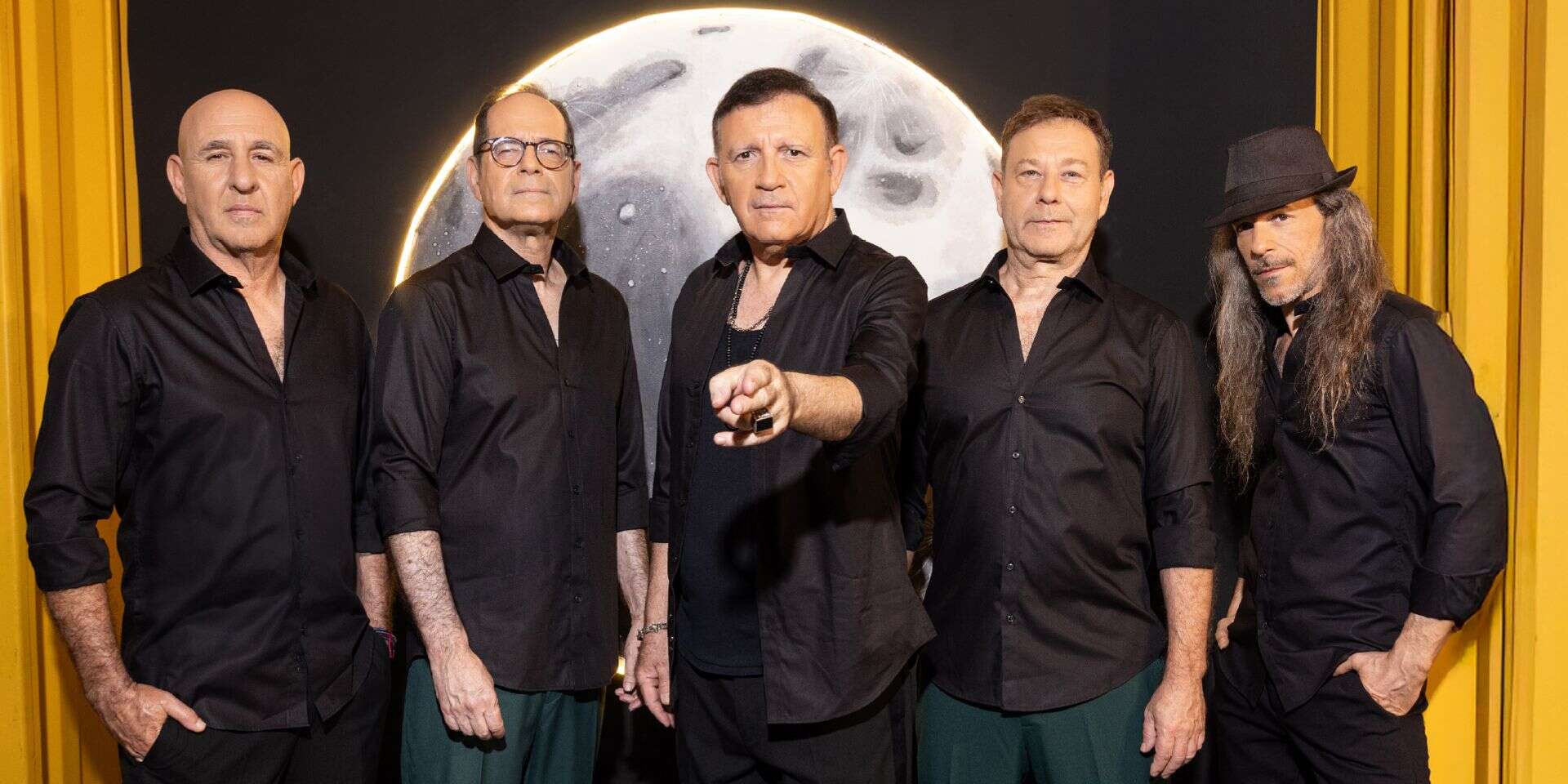 "רצינו להיכנס בדלת הראשית". אתניקס (מימין: גלעד פסטרנק, יורם פויזנר, זאב נחמה, תמיר קליסקי וגל הדני)
, רן יחזקאל, איפור: ורד בדוסה רוטרו, סטיילינג: מאיר פרץ. בגדים - PIGAL חליפות. צולם בבית המכולות - בית לקהילה, קיימות וקולינריה בנמל יפו של עיריית תל אביב–יפו; הפקה: אורטל כהן