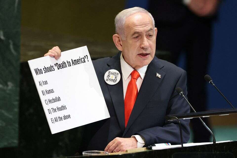 נתניהו מחזיק את "החידון" מעל בימת האו"ם , AFP