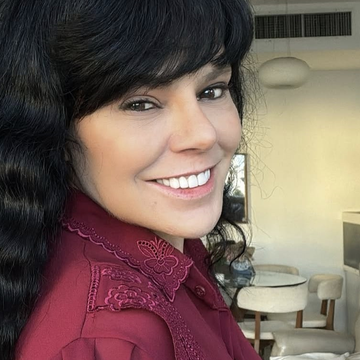 עם תחבושות ותפרים: דנה רון מתעדת באומץ הליך קוסמטי שעברה בפניה