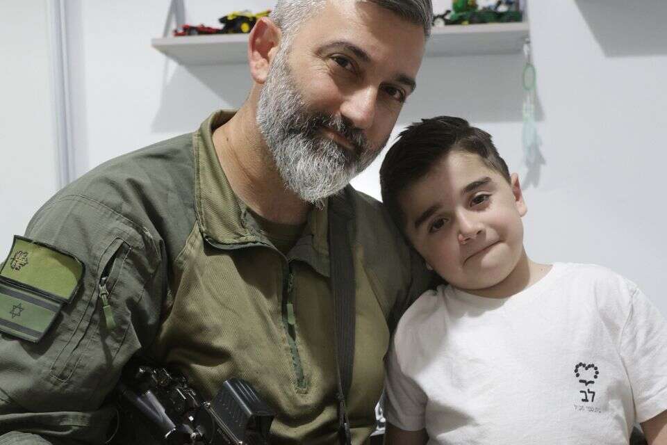 גדי ובנו מיתר בן ה-8 שזקוק לתרופה היקרה בעולם. , ללא