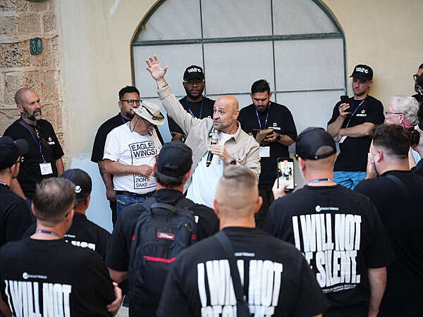 סטרנס עם פעילים בישראל , דודו קורן