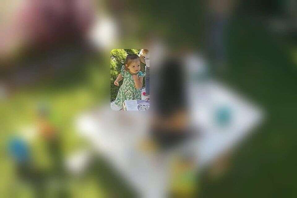 תוכנת AI מציגה רק את הילד ומטשטשת את שאר הגן , babyeye