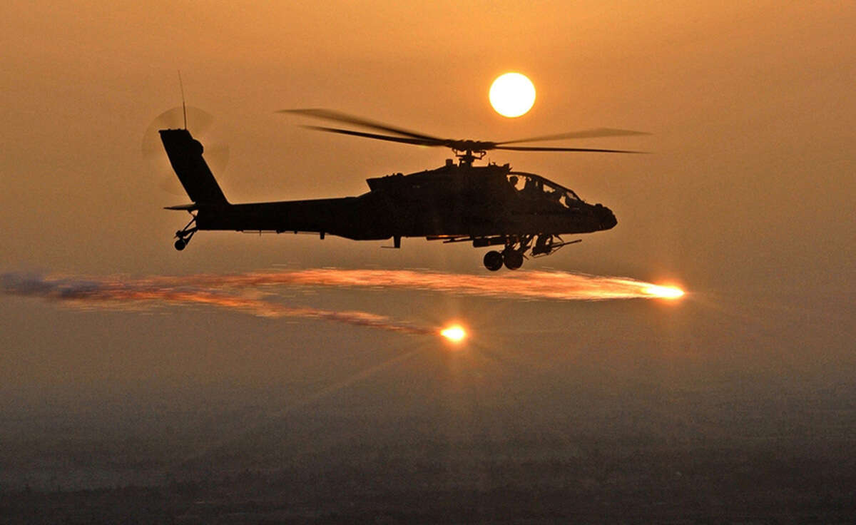 מסוק אפאצ'י של חיל האוויר האמריקני משחרר נורים , AFP 