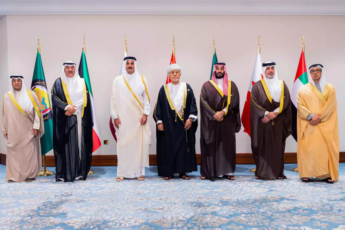 כינוס מדינות ערב בפסגה בקטאר. משמאל לימין: המזכיר הכללי של מועצת שיתוף הפעולה של המפרץ (GCC) ג'אסים אל-בודייווי, יורש העצר של כווית השייח' סבאח ח'אלד אל-חמד אל-סבאח, אמיר קטאר תמים בן חמד אל-ת'אני, סגן ראש הממשלה לענייני ביטחון של עומאן שיהאב בן טאריק אל-סעיד, יורש העצר הסעודי מוחמד בן סלמאן, הנציג האישי של מלך בחריין עבדאללה בן חמד אל-ח'ליפה, וסגן נשיא איחוד האמירויות וסגן ראש הממשלה השייח' מנצור בן זאיד אל-נהיאן , אי.אף.פי