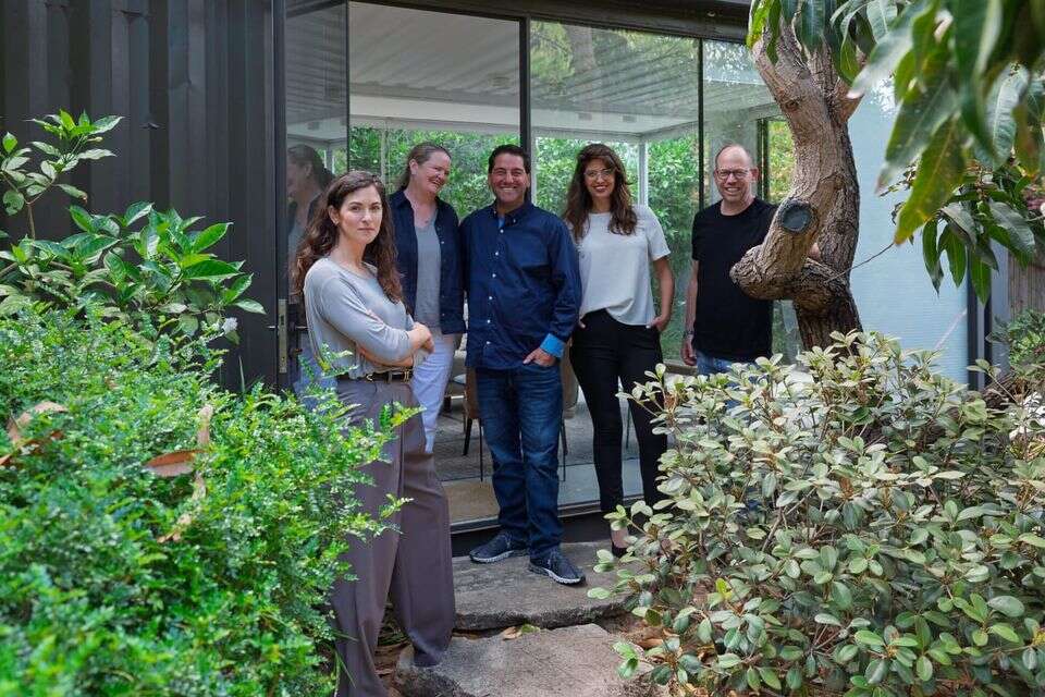 מימין:  גילי רענן, הילה זיגמן, אדם אהרונס,  אמילי היט, ליאור סימון , רון שלף