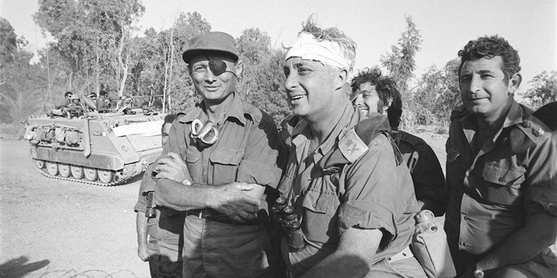 שר הביטחון משה דיין עם אריק שרון במלחמה
 , צילום: אברהם ורד, במחנה, באדיבות ארכיון צה"ל  במשרד הביטחון