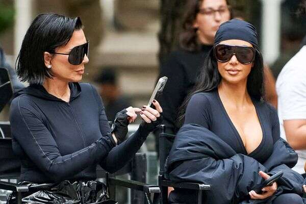 קים קרדשיאן וקריס ג'נר ב-24 בספטמבר, 2025 , Valerie Terranova / GETTY IMAGES NORTH AMERICA / Getty Images via AFP