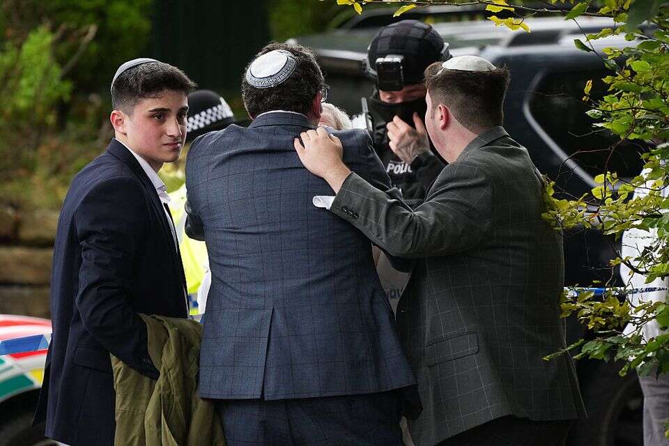 מתפללים ושוטרים מחוץ לבית הכנסת במנצ'סטר לאחר הפיגוע , Getty Images