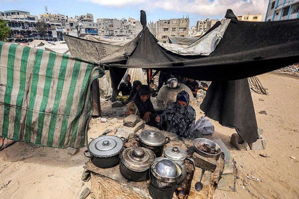 נשים עזתיות במחנה מאולתר לפלשתינים שעזבו את חאן יונס , AFP