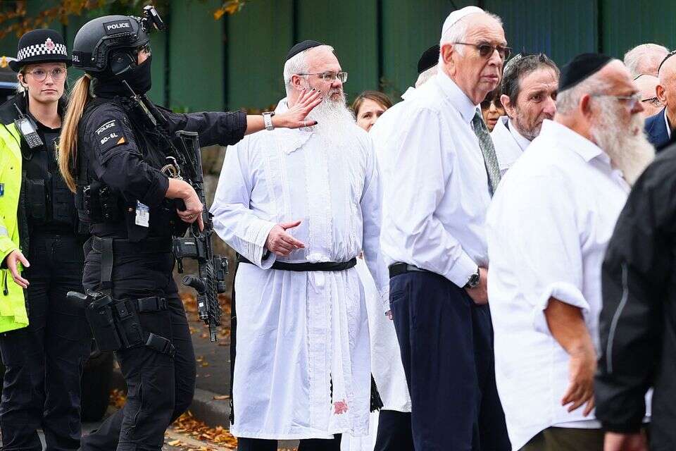 רב בית הכנסת דניאל וולקר והקיטל מגואל בדם , AFP