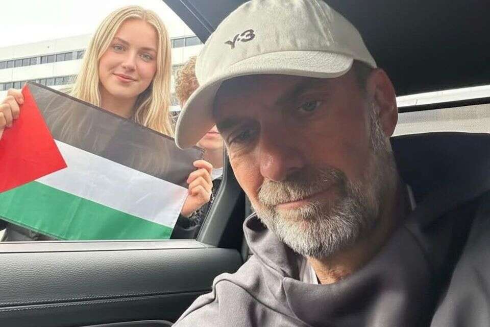 יורגן קלופ ליד אוהדת עם דגל פלשתין , הפייסבוק של יורגן קלופ