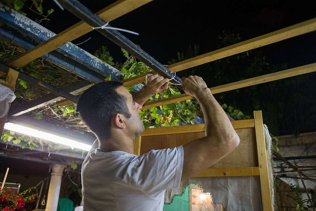 בניית סוכה , אורן בן חקון