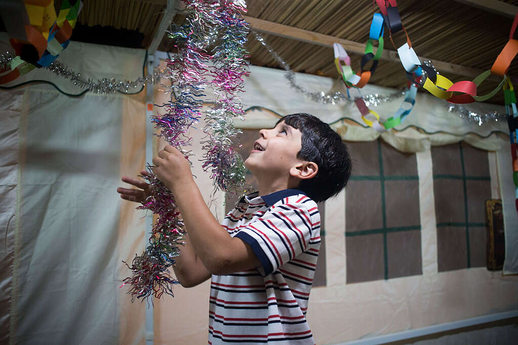 קישוטי סוכה , אורן בן חקון