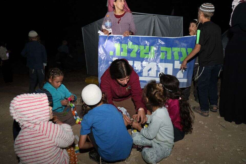 "חלוצי עזה" בונים סוכה סמוך לגדר המערכת בעוטף , ללא קרדיט