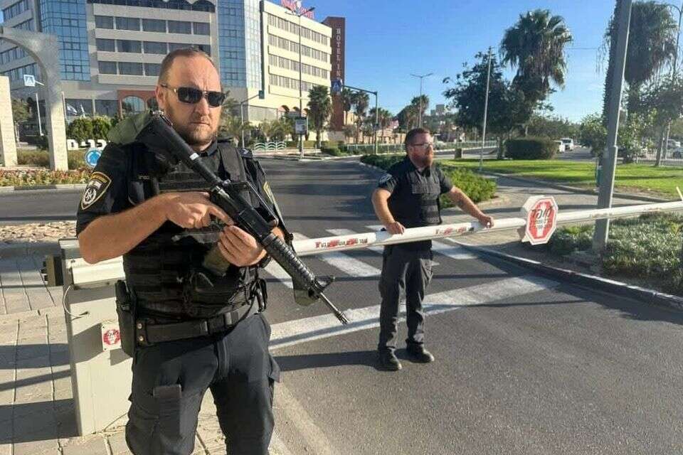 שוטרים חוסמים את הכניסה לעיר , עיריית ערד