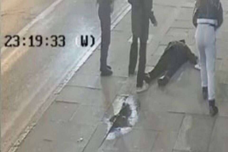 תיעוד תקיפת הקשיש בלונדון על ידי 3 הצעירות , על פי סעיף 27א