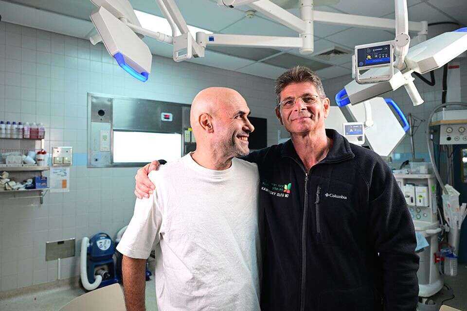"בשיקום אתה לומד לחזור לתפקוד בסיסי". תומר (משמאל) עם ד"ר אולג , יוסי זליגר