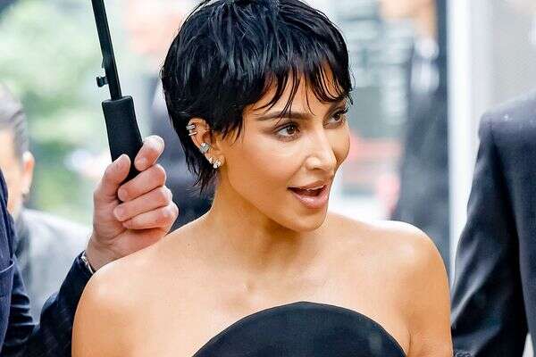 קים קרדשיאן בשבוע האופנה בפריז ב-4 באוקטובר 2025  , Claudio Lavenia/Getty Images