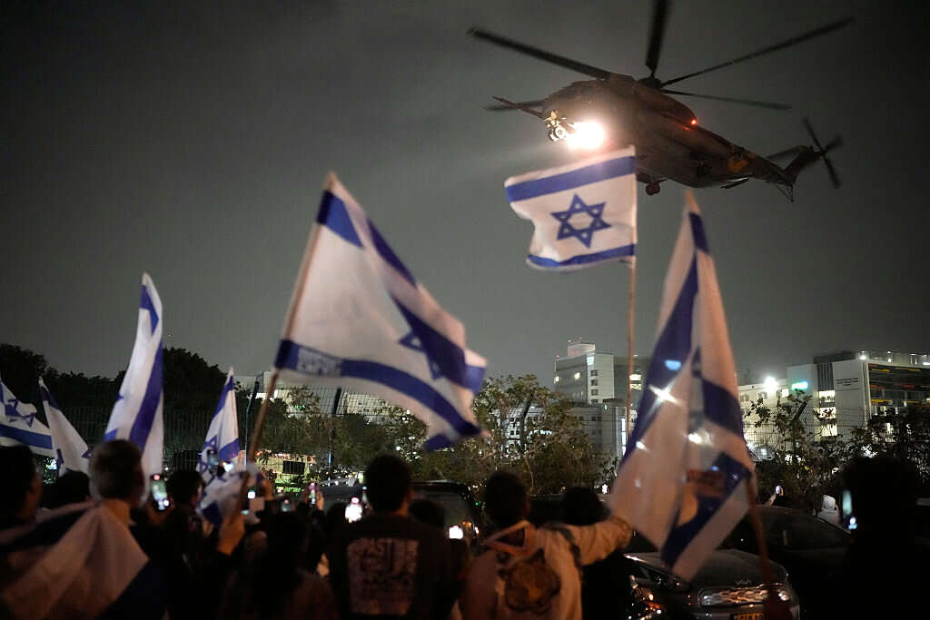 מסוק ובו שורדי שבי שחוזרים ארצה , אי.פי