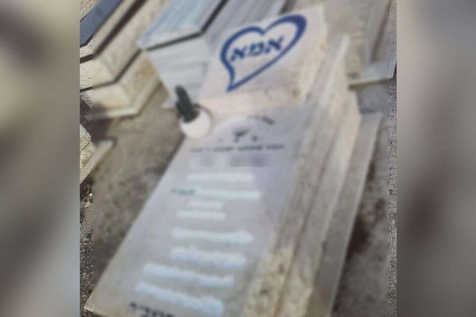 קבר שהושחט בבית העלמין , .