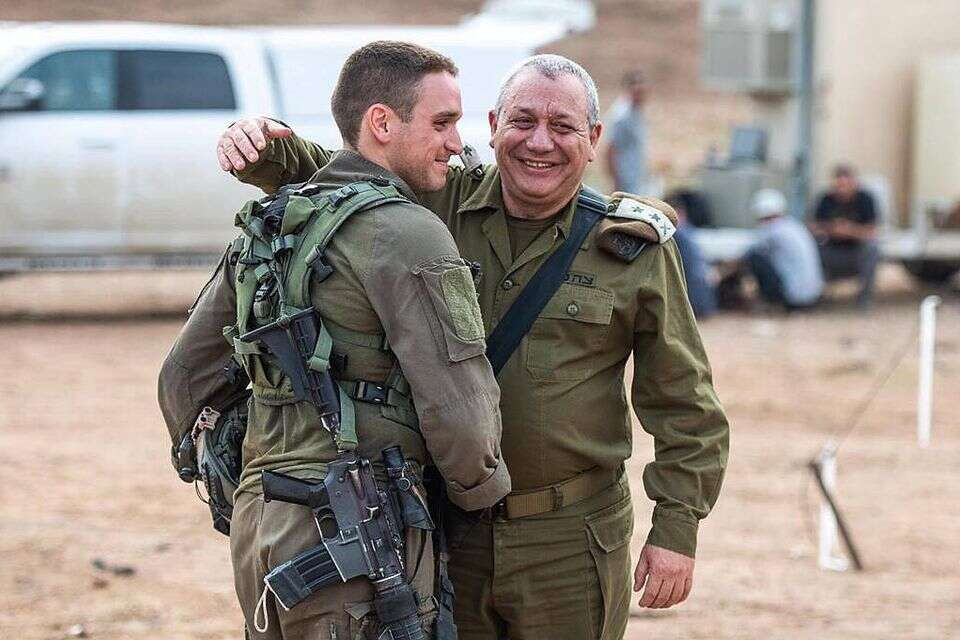 הרמטכ"ל לשעבר גדי איזנקוט ובנו, גל איזנקוט ז"ל , דובר צה"ל