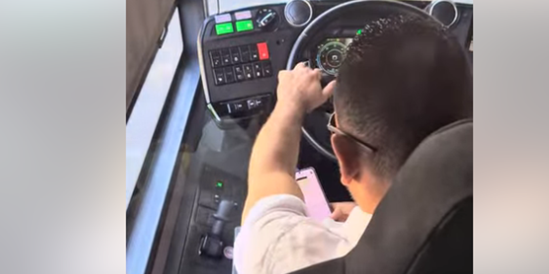 נהג אוטובוס מסמס בטלפון בזמן נסיעה , צילום מסך - פייסבוק