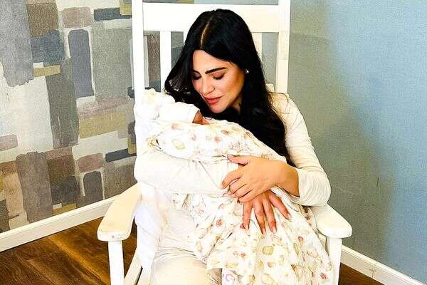 נופר מור בבית החולים שיבא , אורי צרור יחסי ציבור