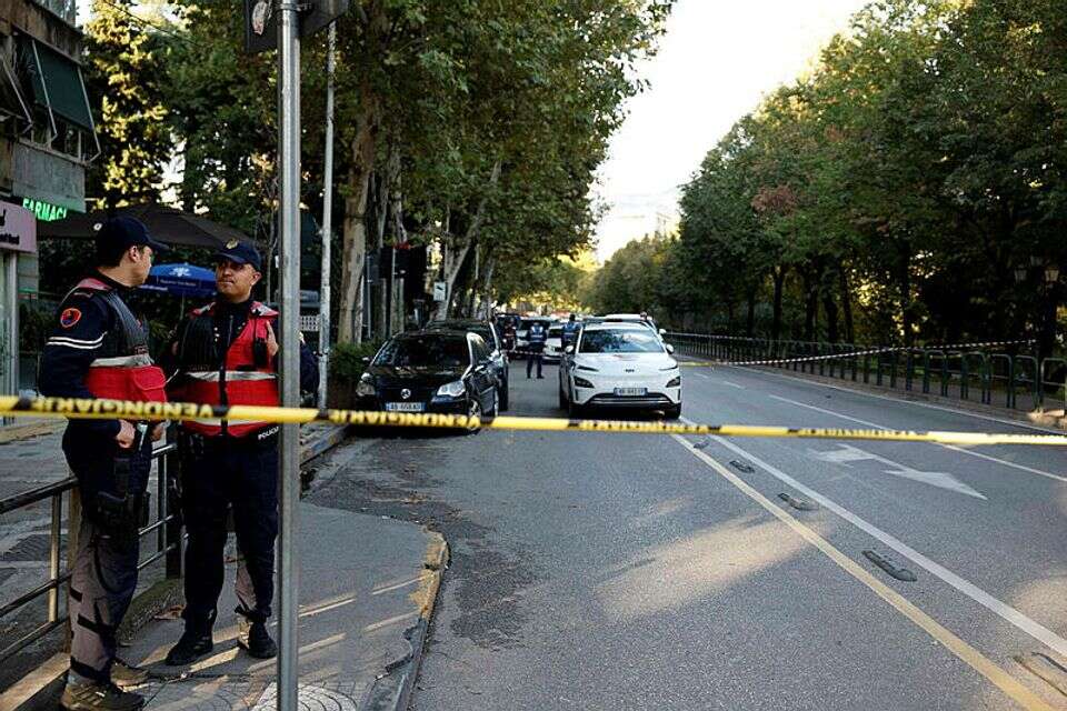 שוטרים מאבטחים את הרחוב מחוץ לביהמ"ש לערעורים באלבניה, לאחר הירי בשופט , AFP