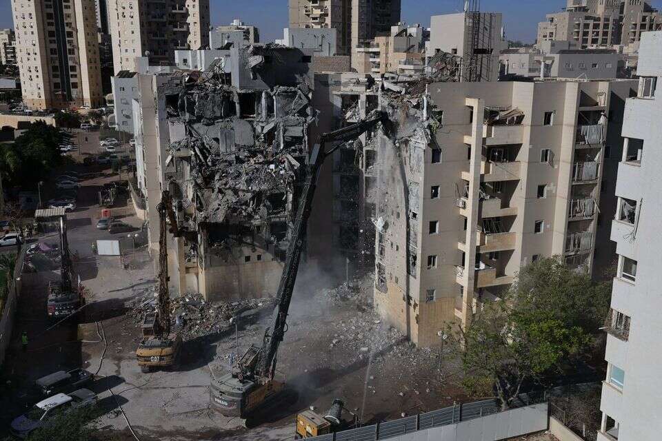 ההריסה של בניין המגורים בבאר שבע שנפגע מטיל אירני , ללא