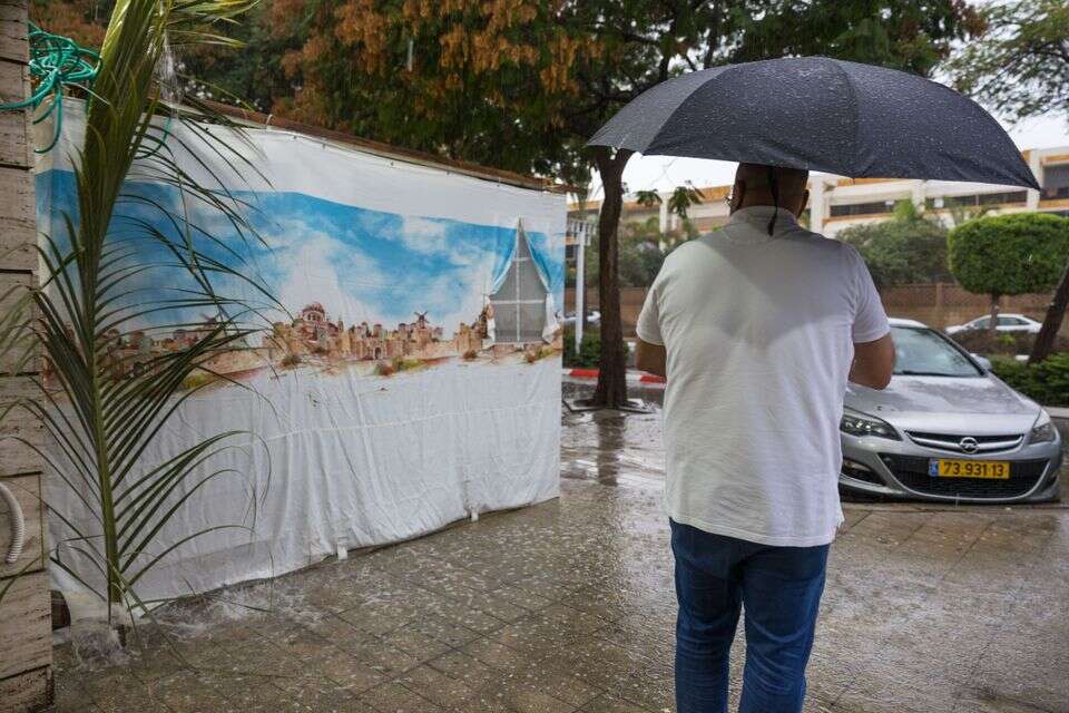 גשם בחול המועד סוכות , לירון מולדובן