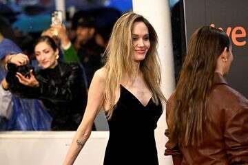 אנג'לינה ג'ולי חושפת את הצלקת