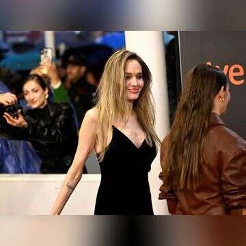 אנג'לינה ג'ולי חושפת את הצלקת